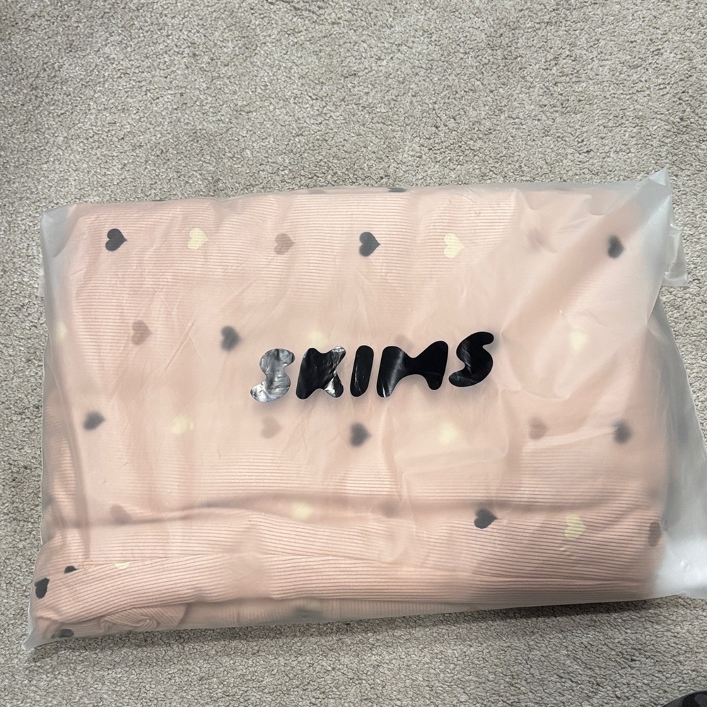 SKIM 🤎🖤🤍Ribbed Top with Cream and Black Heart Print